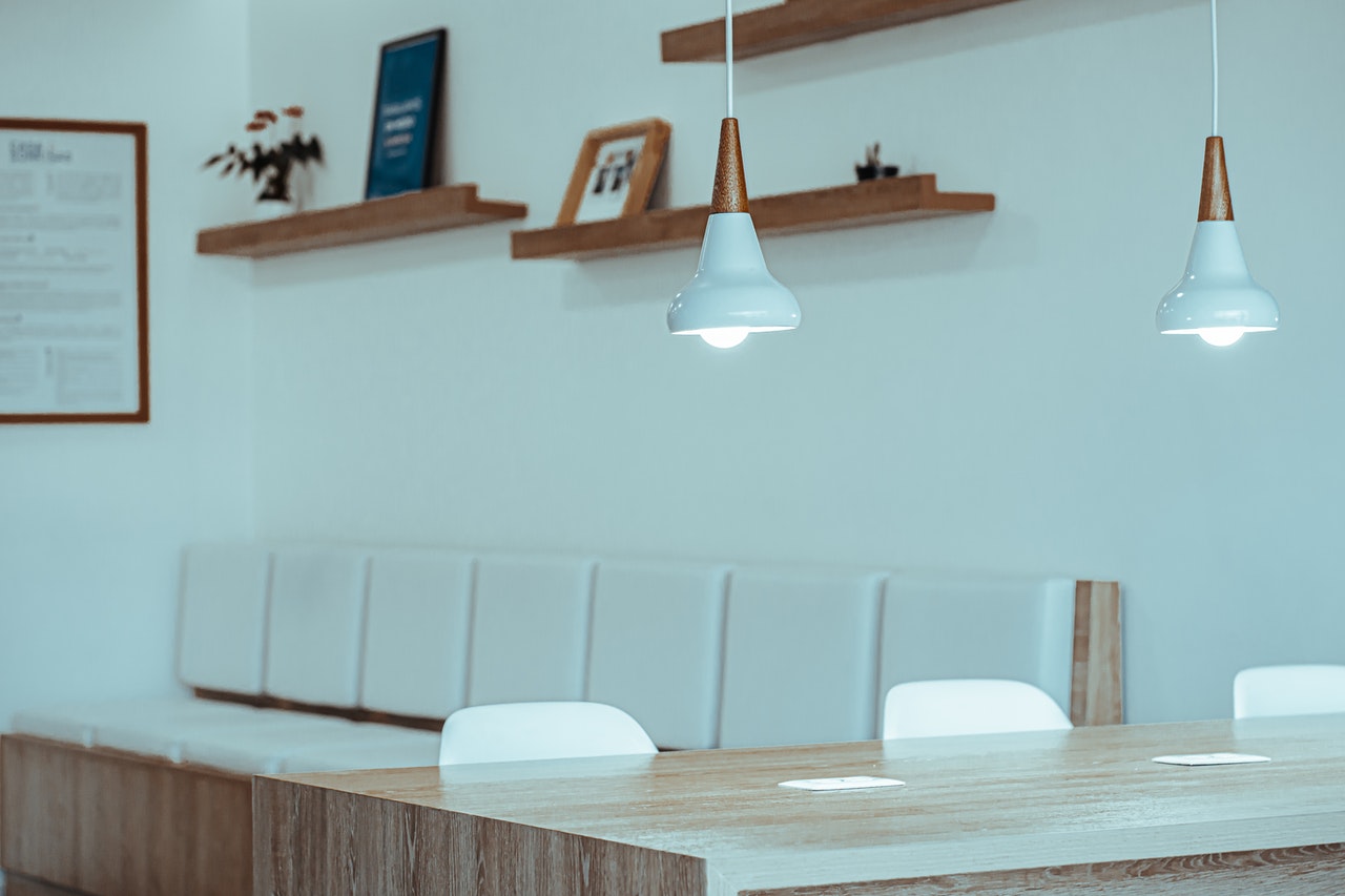 Styl skandynawski wystroju – komplet krzeseł skandynawskich